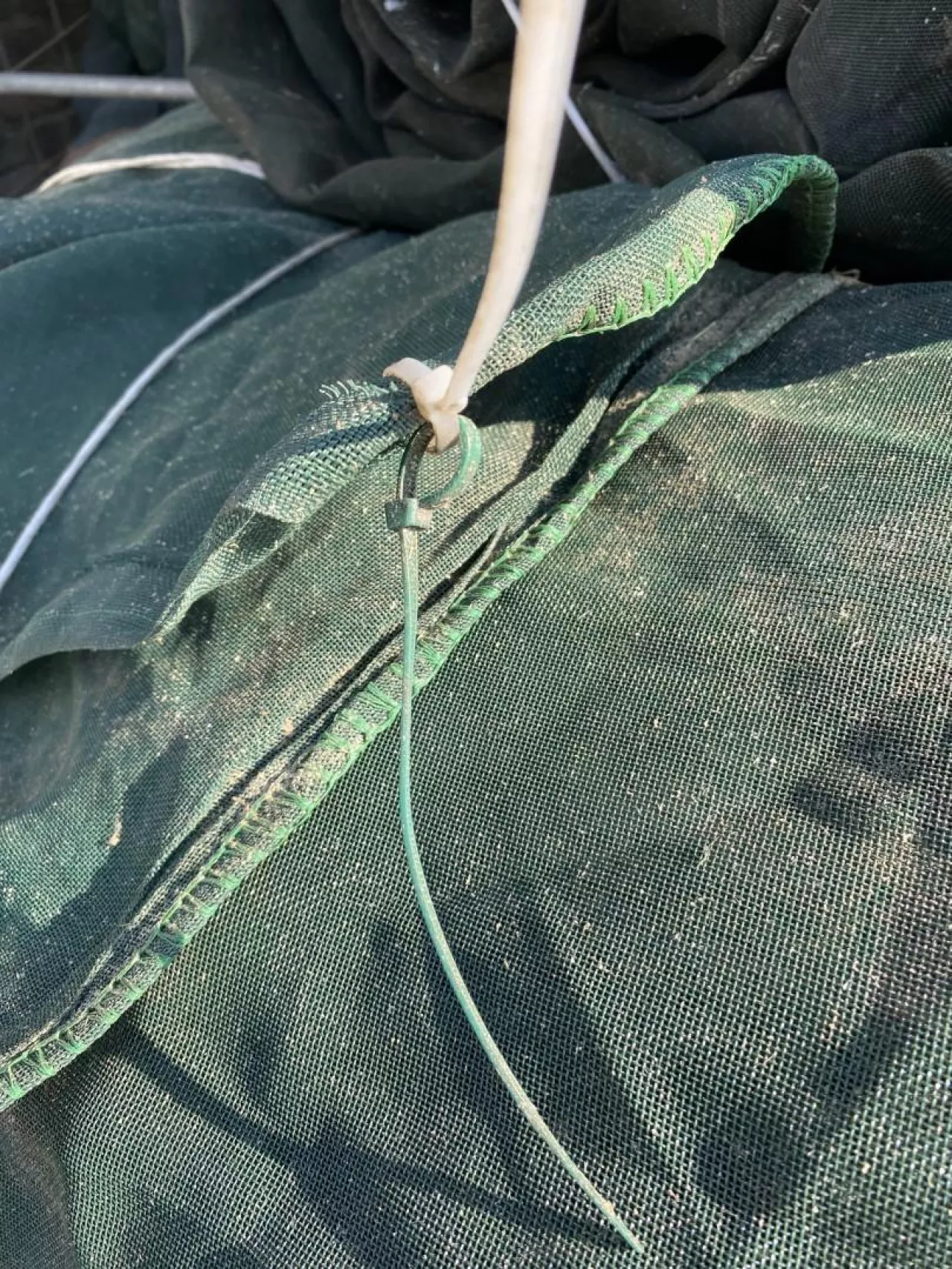 technika, tap 4/2025, wynalazki rolników, modenizacje rolników, wynalazek do obory,znakowanie siatki do okrywania pryzmy, pryzma z kiszonką