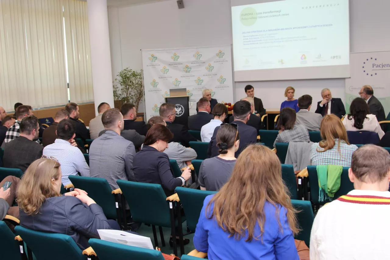 W trakcie debat podkreślano, że na naszych oczach zmienia się zielona strategia dla obszarów wiejskich