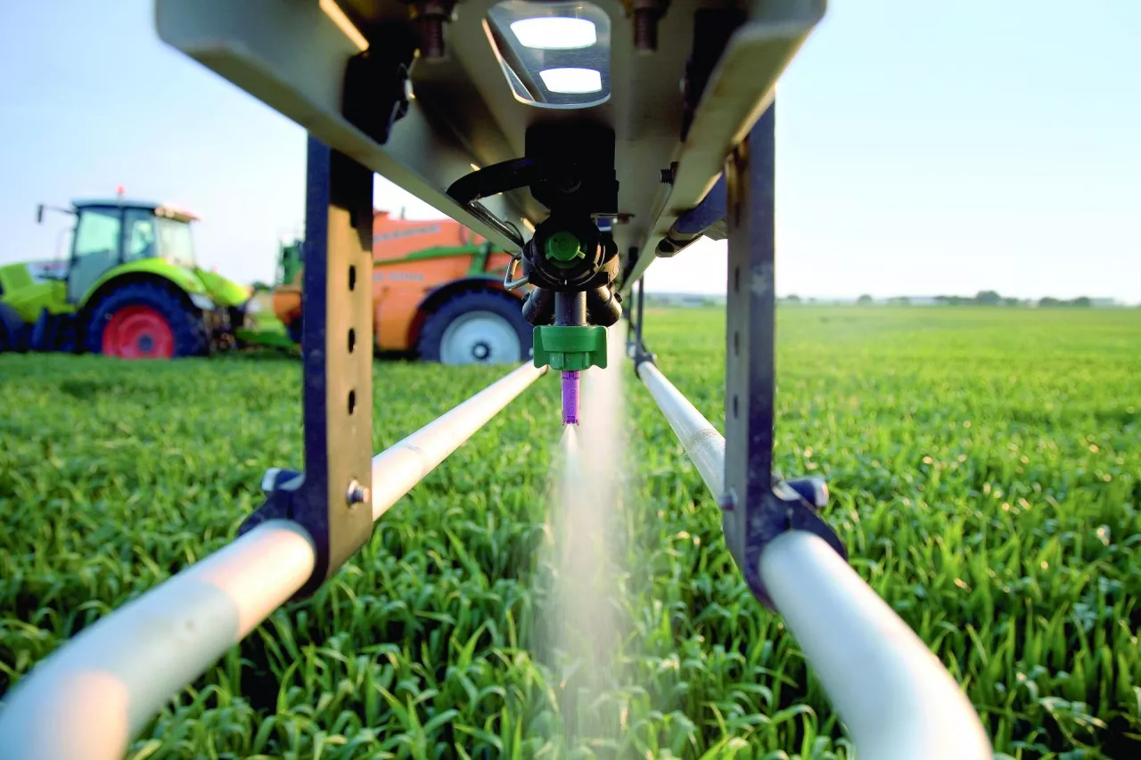 Rozpylacz eżektorowy jednostrumieniowy umożliwia wykonywanie zabiegów przy wietrze do 8 m/s