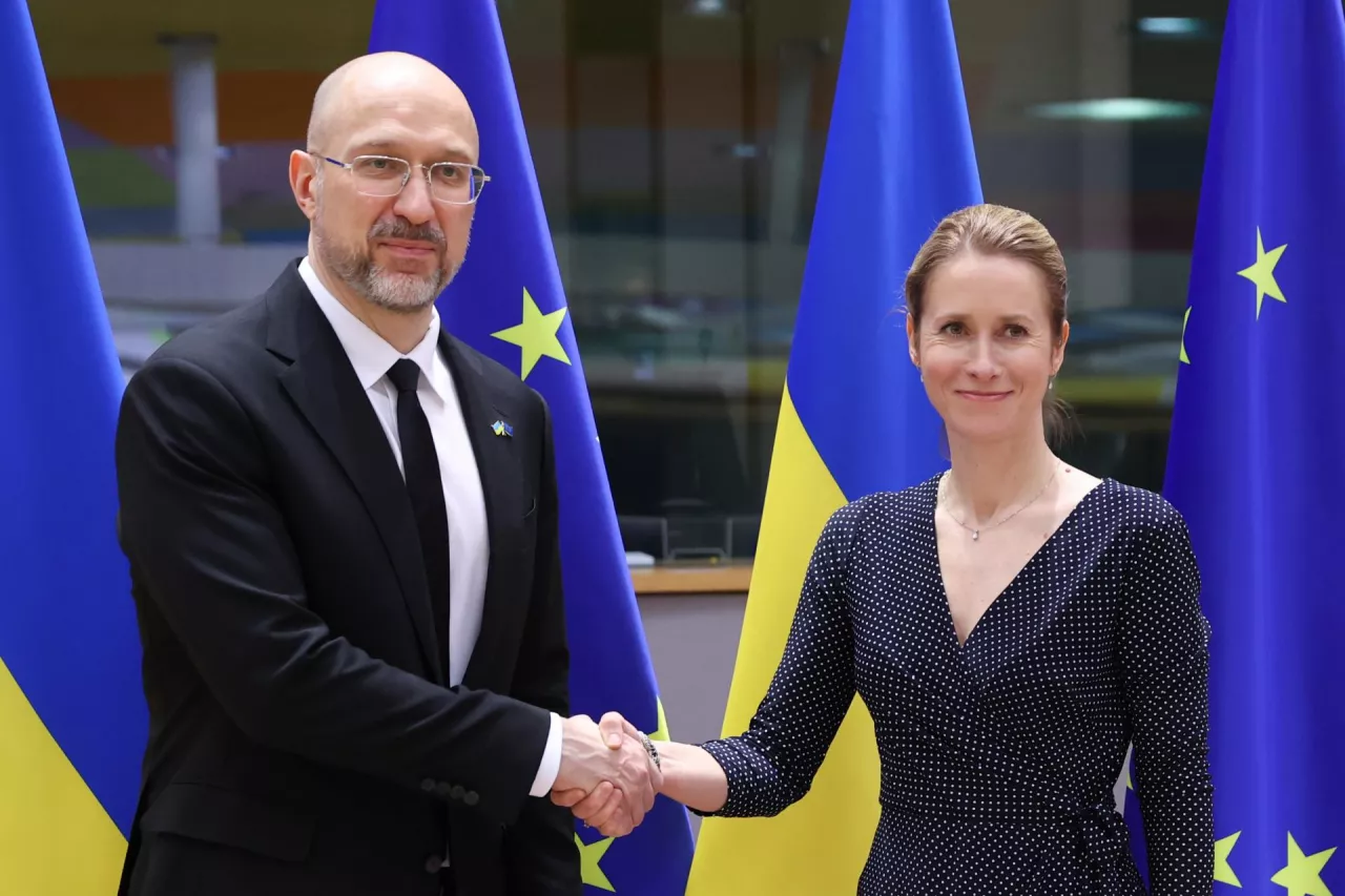 Premier Ukrainy Denys Szmyhal i wysoka przedstawicielka UE do spraw zagranicznych i polityki bezpieczeństwa Kaja Kallas ściskają sobie dłonie na tle flag Ukrainy i Unii Europejskiej. Spotkanie odbyło się podczas 10. posiedzenia Rady Stowarzyszenia UE–Ukraina w Brukseli 9 kwietnia 2025 r.