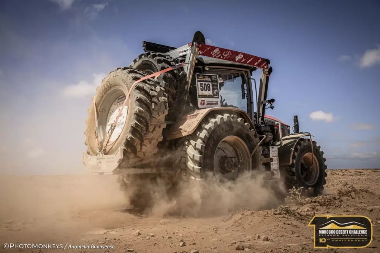 Ciągnik Massey Ferguson w pustyni podczas Morocco Desert Challenge 2025