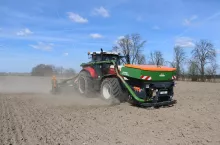 8-rzędowy siewnik punktowy Amazone Precea wraz ze zbiornikiem frontowym FTender może pracować z wydajnością do 5 ha/h.