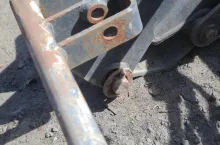 Gdy sworznie i tuleje ramienia ładowacza są zużyte (1. zdjęcie), to praca jest głośna, a brak interwencji w porę przy zbyt dużym obciążeniu może doprowadzić do rozerwania połączenia w najcieńszym miejscu.