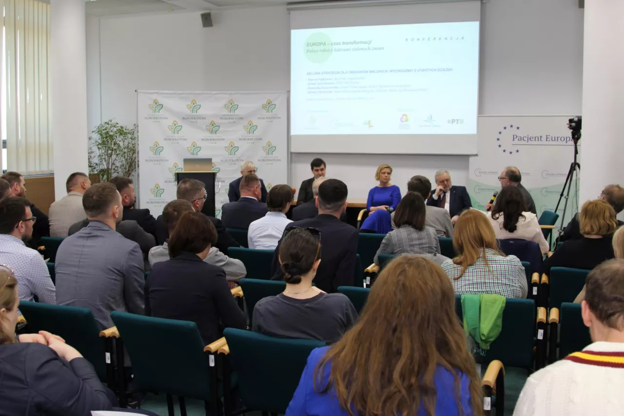 Organizatorami konferencji ”Europa - czas transformacji. Polscy rolnicy liderami zielonych zmian” były stowarzyszenia Agroekoton i Pacjent Europa, Krajowa Rada Izb Rolniczych, Rada ds. Młodych Rolników przy KRiR. Partnerzy wydarzenia to Klaster Ogrodnictwo Przyszłości oraz Stowarzyszenie PTR.