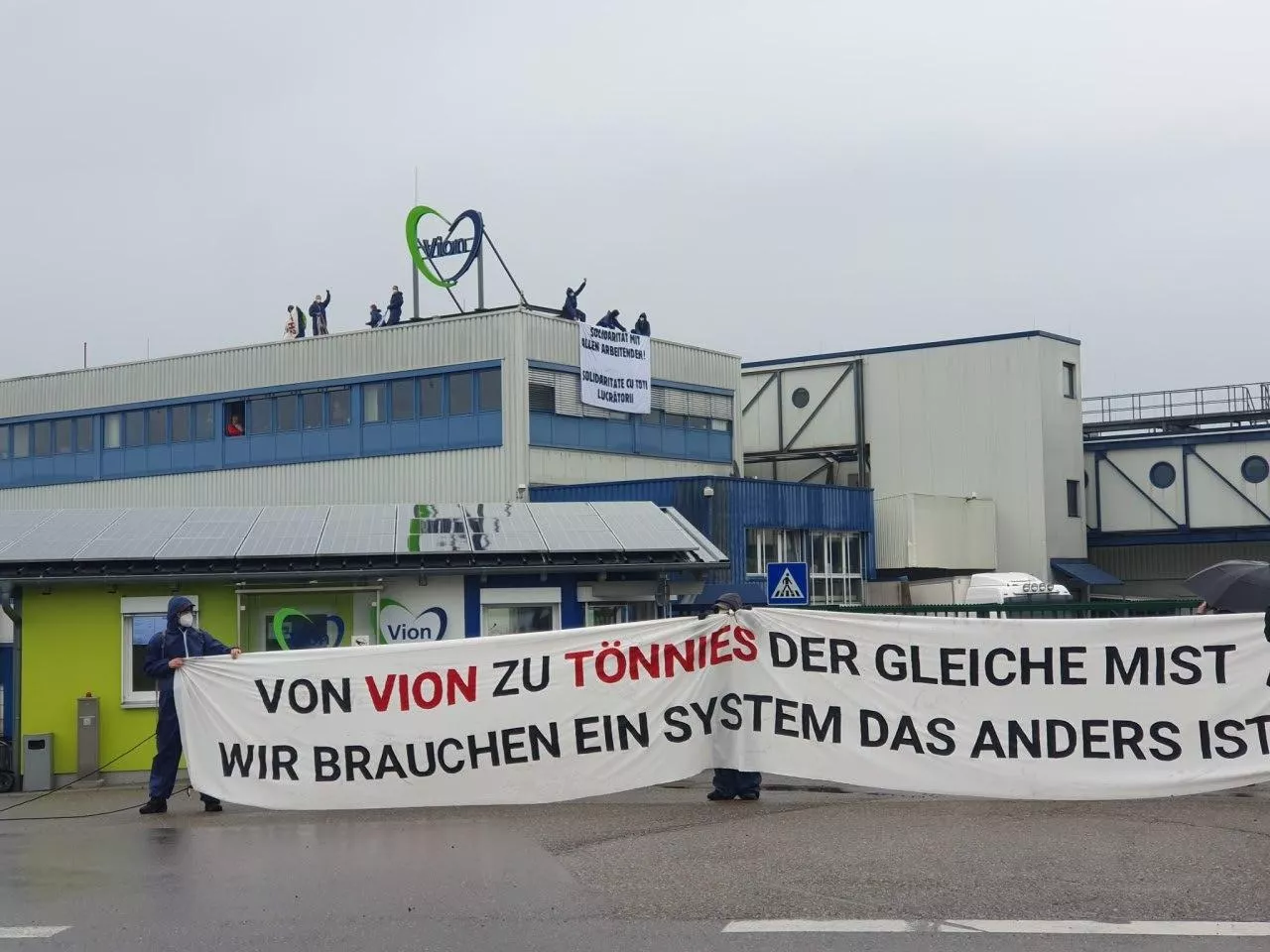 Aktywiści przedostali się na teren rzeźni Vion w niemieckim Crailsheim (Badenia-Wirtembergia) i protestują przeciwko przejęciu tego zakładu przez firmę Tönnies.