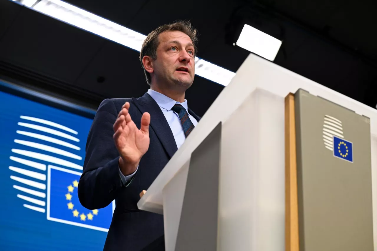 Christophe Hansen podczas konferencji prasowej w Brukseli, marzec 2025
