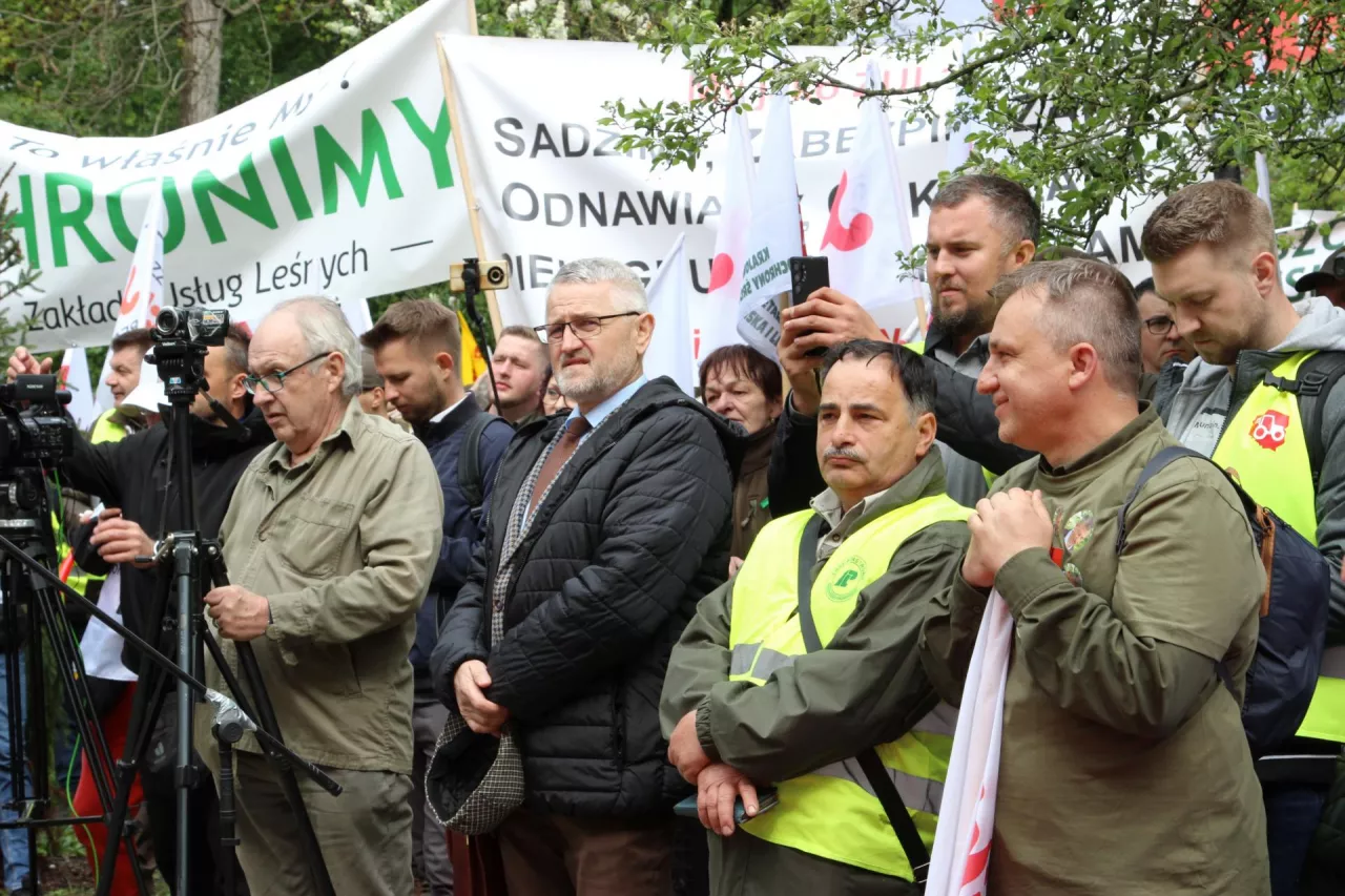 Obok leśników i przedstawicieli branży drzewnej w Warszawie pojawili się także myśliwi i rolnicy. Ci ostatni zwracali uwagę, że wspierają protest, ponieważ interesy wszystkich grup się przeplatają