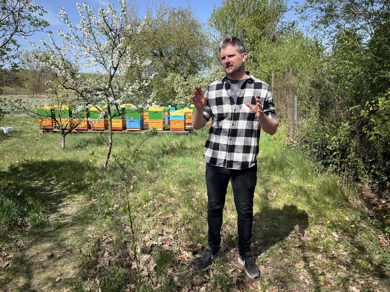 Założyciel pasieki Aleksander Olejniczak z Doliny Natury