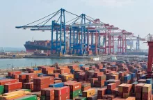 Fotografia przedstawia terminal kontenerowy w Chinach – symboliczny obraz zmian w globalnym handlu mięsem, w kontekście decyzji Pekinu o preferowaniu importu z Mercosur i Australii kosztem Unii Europejskiej.