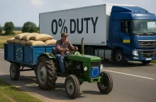 Fotorealistyczna scena przedstawiająca europejskiego rolnika prowadzącego traktor z przyczepą oznaczoną symbolem UE i workami zboża. Obok przejeżdża ciężarówka z ukraińskim symbolem i napisem ”0% duty”. Obraz symbolizuje konkurencję na rynku rolnym między UE a Ukrainą.