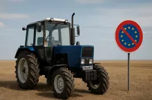 Symboliczna ilustracja: ciągnik rolniczy stylizowany na model używany w Kazachstanie, zaparkowany na stepie, obok znaku zakazu z gwiazdami UE. Obraz przedstawia problem rejestracji maszyn spoza Unii w świetle nowych przepisów w Polsce.