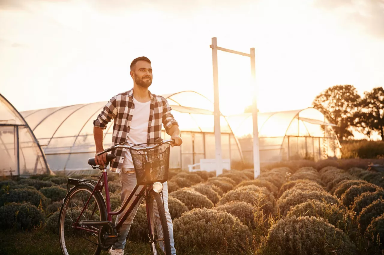 Przerwa w drodze powrotnej z pola do domu a odszkodowanie za wypadek – czy się należy?