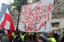 Zdjęcie przedstawia demonstrację rolników w Warszawie protestujących przeciwko umowie UE-Mercosur