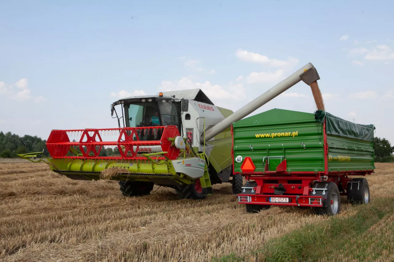 Pronar, przyczepa, żniwa
