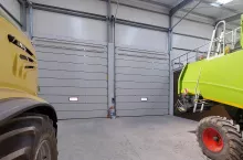 Bramy segmentowe coraz częściej są instalowane w garażach gospodarstw. Niepodważalnym atutem jest możliwość wygodnego otwierania, nierzadko z użyciem układów zdalnie sterowanych.