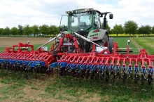 Sterowany kamerą pielnik z redlicami o szerokości 10 cm był używany w pszenicy zasianej w rozstawie rzędów 15 cm.