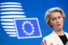 Przewodnicząca Komisji Europejskiej Ursula von der Leyen podczas konferencji prasowej po posiedzeniu Rady Europejskiej w Brukseli. Na ekranie w tle flaga Unii Europejskiej i symbol Rady.