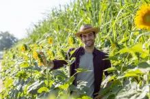 Kto może dostać wsparcie jako młody rolnik w 2025 roku? Rusza nowy nabór z odświeżonymi kryteriami.