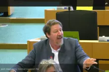 Thomas Waitz (Zieloni, Austria) podczas wspólnego posiedzenia komisji TRAN, AGRI i ENVI w Parlamencie Europejskim ostro skrytykował stanowisko konserwatywnych i liberalnych europosłów w sprawie transportu zwierząt. Posądził ich o obronę interesów wielkiego przemysłu mięsnego i ignorowanie głosu obywateli oraz rolników.