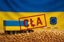 Fotorealistyczna ilustracja przedstawiająca zboże oznaczone pieczątką ”cła”, z flagą Ukrainy w tle. Symbolizuje powrót barier handlowych w eksporcie rolnym do Unii Europejskiej.