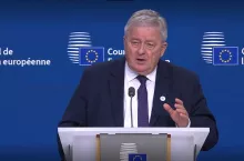 Bruksela, 26 maja 2025 r. Minister rolnictwa Czesław Siekierski przewodniczy konferencji prasowej po posiedzeniu Rady UE ds. Rolnictwa (AGRIFISH). Wystąpienie dotyczyło pakietu uproszczeń WPR i sporu o kompetencje między AGRIFISH a Radą Ogólną.