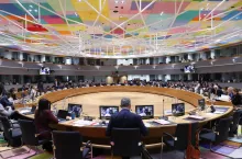 Zdjęcie z posiedzenia Rady UE ds. Rolnictwa i Rybołówstwa (AGRIFISH), które odbyło się 26 maja 2025 r. w Brukseli. W spotkaniu uczestniczył m.in. minister rolnictwa Ukrainy Witalij Kowal. Główne tematy to przyszłe zasady handlu produktami rolnymi między UE a Ukrainą oraz konsekwencje wygaśnięcia liberalizacji celnej (ATM). Na zdjęciu sala posiedzeń z delegacjami państw członkowskich UE oraz delegacją Ukrainy.