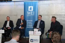 Debata ekspertów po prezentacji raportu. Od lewej: dr Roman Gurbiel, dr inż. Mirosław Korzeniowski, prof. Krzysztof Koźmiński, Sebastian Stodolak