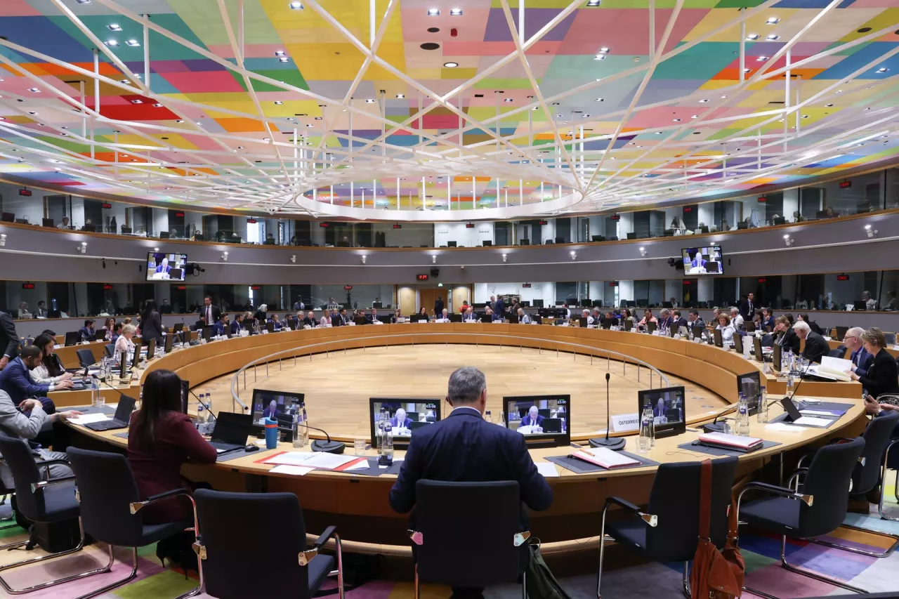 Zdjęcie z posiedzenia Rady UE ds. Rolnictwa i Rybołówstwa (AGRIFISH), które odbyło się 26 maja 2025 r. w Brukseli. W spotkaniu uczestniczył m.in. minister rolnictwa Ukrainy Witalij Kowal. Główne tematy to przyszłe zasady handlu produktami rolnymi między UE a Ukrainą oraz konsekwencje wygaśnięcia liberalizacji celnej (ATM). Na zdjęciu sala posiedzeń z delegacjami państw członkowskich UE oraz delegacją Ukrainy.