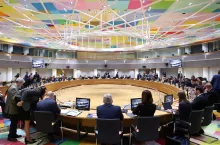 Ministrowie rolnictwa państw członkowskich UE podczas posiedzenia Rady ds. Rolnictwa i Rybołówstwa (AGRIFISH) w Brukseli, 26 maja 2025 r. Głównym tematem obrad był pakiet uproszczeń Wspólnej Polityki Rolnej zaprezentowany przez komisarza Christophe‘a Hansena oraz spór o wyłączenie Rady AGRIFISH z formalnej procedury legislacyjnej. Na zdjęciu: sala obrad Rady UE w budynku Europa.