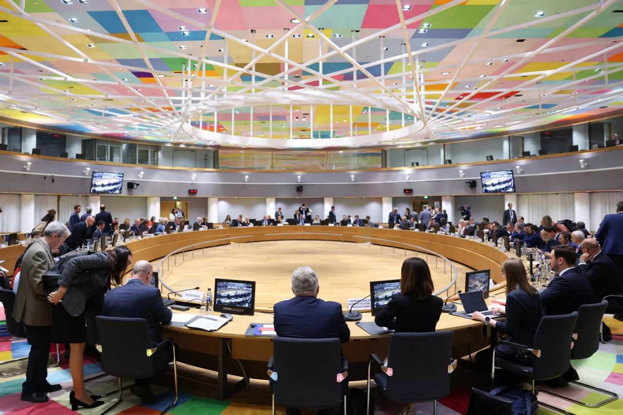 Ministrowie rolnictwa państw członkowskich UE podczas posiedzenia Rady ds. Rolnictwa i Rybołówstwa (AGRIFISH) w Brukseli, 26 maja 2025 r. Głównym tematem obrad był pakiet uproszczeń Wspólnej Polityki Rolnej zaprezentowany przez komisarza Christophe‘a Hansena oraz spór o wyłączenie Rady AGRIFISH z formalnej procedury legislacyjnej. Na zdjęciu: sala obrad Rady UE w budynku Europa.