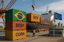 Fotorealistyczna wizualizacja przedstawiająca kontenery oznaczone napisem ”BEEF”, ”CORN” i ”SOY” oraz flagą Brazylii, rozładowywane z frachtowca w europejskim porcie. W tle widoczna flaga Unii Europejskiej i budynek służb celnych. Obraz symbolizuje kierunek wymiany handlowej w ramach porozumienia UE–Mercosur.