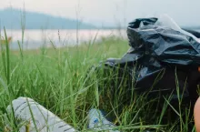 Podrzucone śmieci na polu