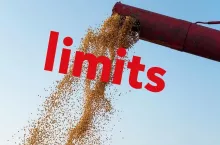 Fotografia przedstawia strumień złocistego zboża wypływający z czerwonej rury załadunkowej na tle błękitnego nieba. Na zdjęciu umieszczono duży czerwony napis ”limits”, symbolizujący ograniczenia eksportowe w handlu produktami rolnymi. Ilustracja odnosi się do decyzji Unii Europejskiej o przywróceniu kontyngentów taryfowych na import zboża i innych towarów rolnych z Ukrainy w 2025 roku.