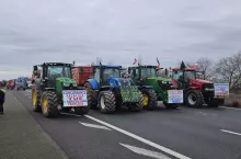 Protest francuskich rolników z organizacji Coordination Rurale w związku z liberalizacją handlu i importem produktów rolnych z krajów spoza UE. Hasła na traktorach wskazują na obawy dotyczące ”toksycznego importu” i nieuczciwej konkurencji, które mogą być skutkiem planowanej umowy UE–Mercosur.