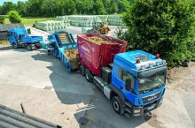 TMR dla zasuszonych krów trafia z wozu paszowego bezpośrednio do prasy do bel.