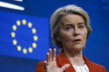 Przewodnicząca Komisji Europejskiej Ursula von der Leyen podczas konferencji prasowej w Brukseli. KE przygotowuje nową propozycję Wieloletnich Ram Finansowych po 2027 roku, która może objąć reformę Wspólnej Polityki Rolnej.