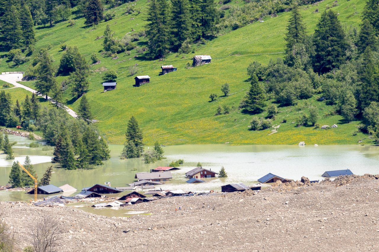 Lawina kamienno-lodowa w Blatten w szwajcarskich Alpach.