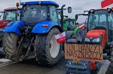 Ciągniki rolnicze podczas protestu przeciwko tranzytowi produktów rolnych z Ukrainy. Na tablicy hasło: „Ten tranzyt nas zniszczy”. Rolnicy sprzeciwiają się skutkom liberalizacji handlu i apelują o kontyngenty taryfowe.