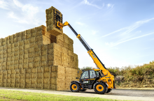 Ładowarka JCB 542-100 Agri w wersji Pro może się poruszać z prędkością maksymalną do 50 km/h.