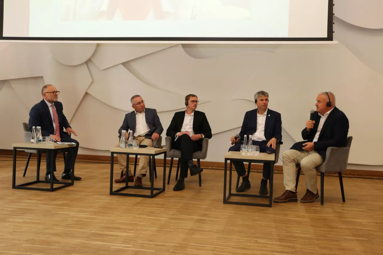 Dyskusja rynek, Forum Świnie 2025