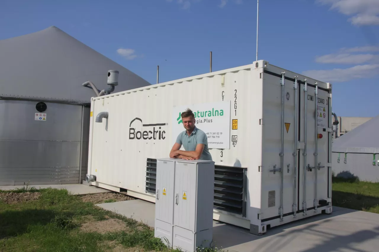 Marek Osuch przy najnowszej inwestycji – biogazowni o mocy 44 kW. Dzięki niej i panelom fotowoltaicznym gospodarstwo jest samowystarczalne energetycznie – zużywa 1/4 wyprodukowanej mocy, a 3/4 przeznaczone jest na sprzedaż.
U góry – jedna z pierwszych inwestycji – baza magazynowa z automatyczną mieszalnią pasz.