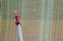 Ostry nóż do tapet przydaje się do ucinania folii w silosie