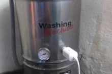 Zmodernizowana pralka turystyczna jest wykorzystywana do przygotowywania preparatu mlekozastępczego dla cieląt.