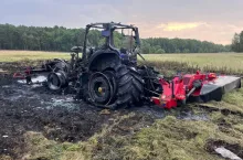 Spalony ciągnik rolniczy na łące