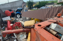 Zniszczony garaż z maszynami rolniczymi w gospodarstwie Szymona Kortusa po huraganie