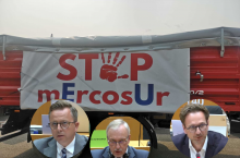 Grafika przedstawiająca europosłów Waldemara Budę (PiS), Dariusza Jońskiego (KO) i Bogdana Zdrojewskiego (KO) na tle baneru z protestu rolników z hasłem ”STOP Mercosur”. Obaj politycy wystąpili wspólnie przeciwko umowie handlowej Unii Europejskiej z Mercosur, ostrzegając przed jej skutkami dla europejskiego rolnictwa.