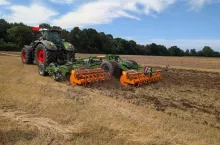 Zdjęcie przedstawia nowoczesny ciągnik rolniczy Fendt z agregatem uprawowym Amazone podczas pracy w polu. Widoczna na zdjęciu polska flaga podkreśla lokalny charakter gospodarstwa. Ilustracja modernizacji i wysokiego poziomu technicznego polskiego rolnictwa