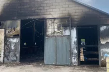 Spalona obora - wido z zewnątrz