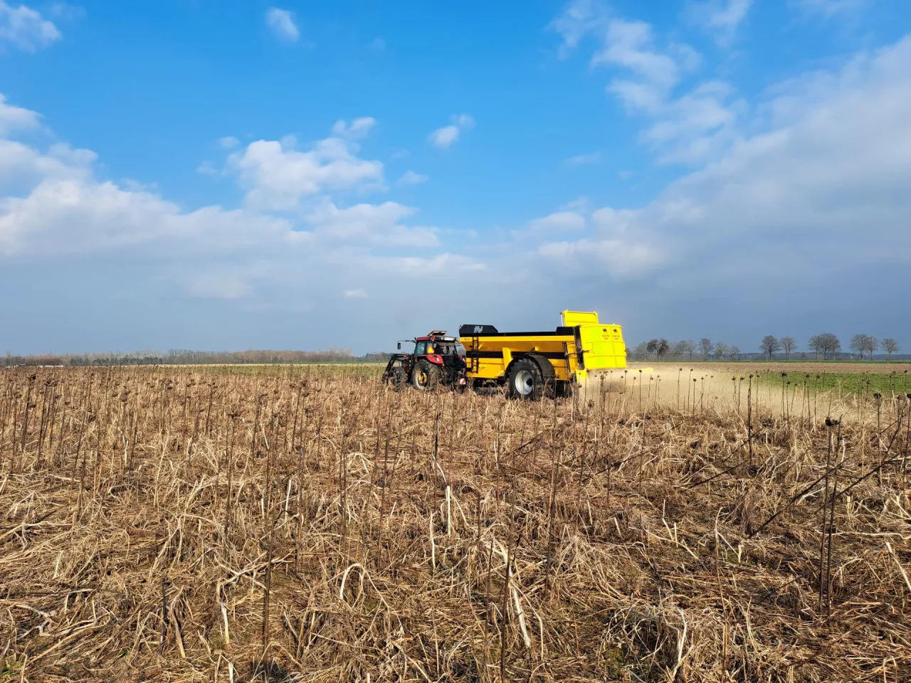 W połączeniu z ciągnikiem średniej mocy rozrzutnik wygląda potężnie, jednak w pracy i transporcie nie stawia dużych wymagań – 100-konny traktor dobrze poradził sobie nawet na wzniesieniach i z pełnym ładunkiem.