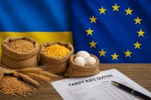 Symboliczne ujęcie przedstawiające produkty rolne z Ukrainy – zboże, kukurydzę i jaja – na tle flag Ukrainy i Unii Europejskiej oraz dokumentu związanego z kontyngentami taryfowymi. Obraz nawiązuje do kontrowersji wokół nowej umowy handlowej UE–Ukraina (DCFTA) i zwiększenia limitów importowych.